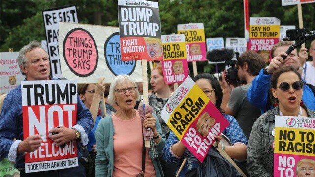Trump Londra&#039;da protestoyla karşılandı