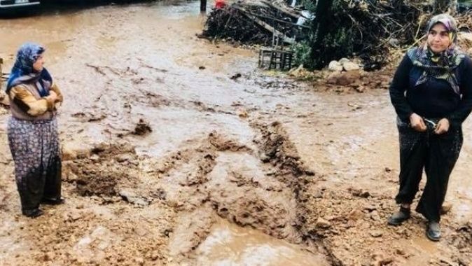 Antalya’da 30 dakikalık yağmur sele neden oldu