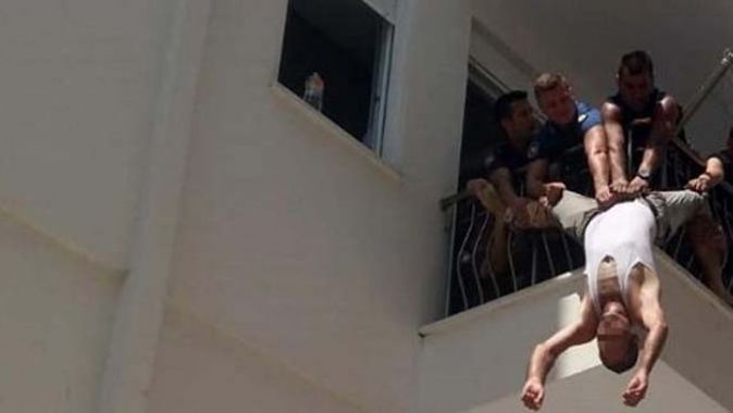 Antalya&#039;da dehşet anları! Polis kemerinden yakaladı...