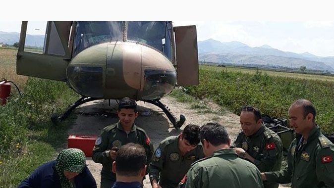Askeri helikopter tarlaya acil iniş yaptı! Köylüler yardıma koştu