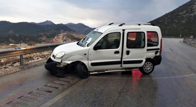 Burdur&#039;da otomobil bariyere çarptı: 9 yaralı