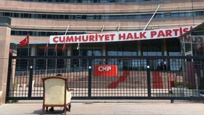 CHP Genel Merkezi önünde koltuklu eylem