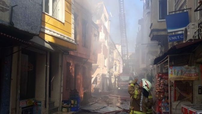 Fatih’te 3 katlı boş binada yangın çıktı