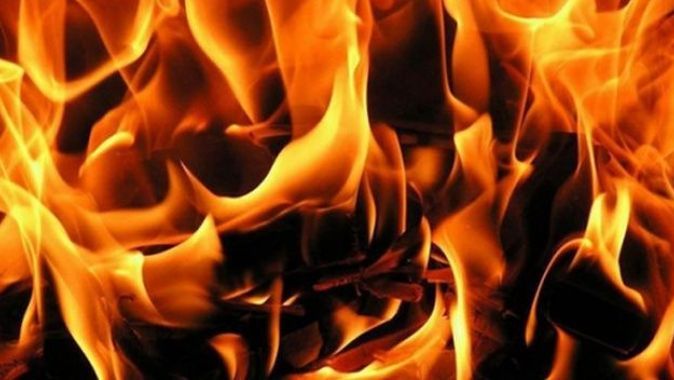 Hakkari&#039;de korkutan yangın: 4 işyeri kül oldu