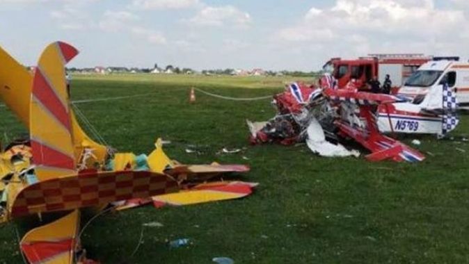Korkunç kaza! Gösteri yapacak 2 uçak havada çarpıştı
