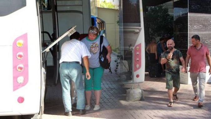 Manavgat&#039;ta tatilcilere büyük şok! Valizini alan adeta kaçtı...