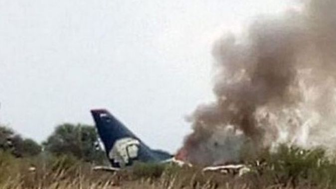 Meksika&#039;da yolcu uçağı düştü