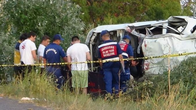 Silivri&#039;de kamyonet takla attı: 1 ölü, 2 yaralı