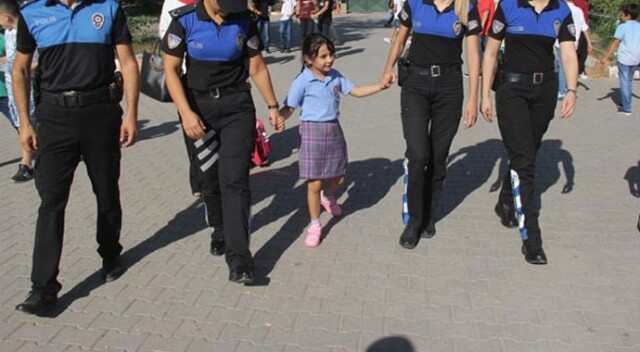6 yaşında ama polis eskortuyla okula götürdüler!