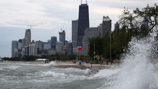 Chicago&#039;da dev dalgalar bir kişinin ölümüne neden oldu