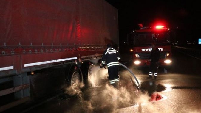 Erzincan&#039;da kimyasal madde yüklü tırda yangın