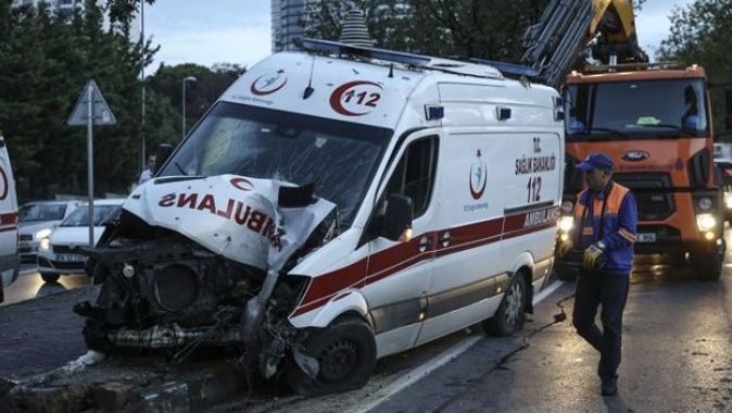 Şişli&#039;de hasta taşıyan ambulans kaza yaptı: 6 yaralı