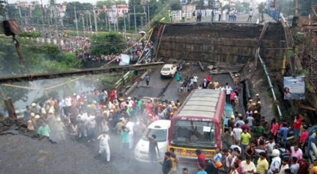 Hindistan&#039;da otoyol çöktü, araçlar yarığın içine düştü