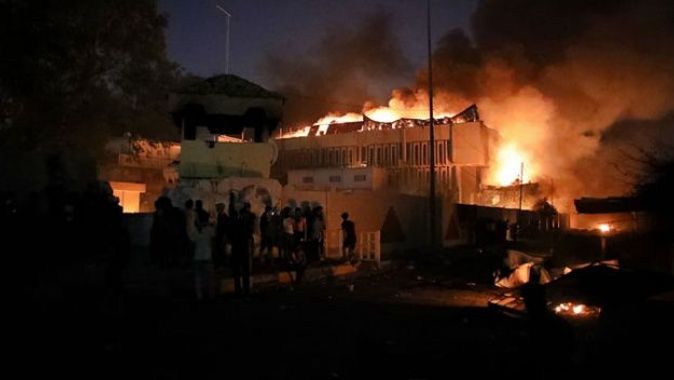 Irak&#039;ta protestocular valilik binasını ateşe verdi: 8 ölü