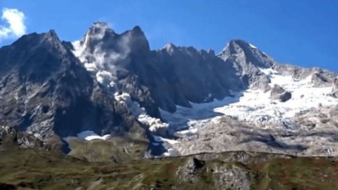Kameralar kayıttayken dağ parçalandı