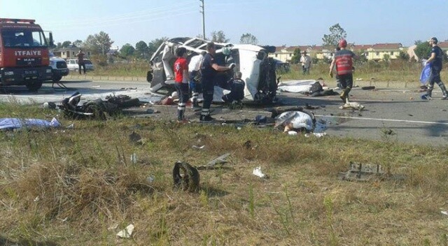 Sakarya&#039;da otomobil motosikletli gruba çarptı: 8 kişi hayatını kaybetti