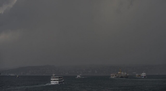 İstanbul yağmura teslim oldu! Üsküdar&#039;da yollar göle döndü