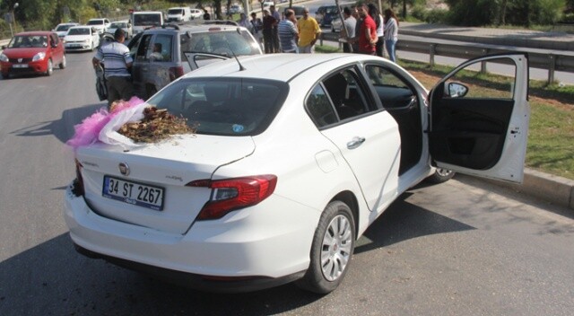 Adana&#039;da gelin arabası kaza yaptı