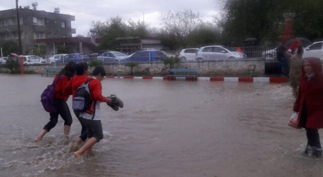 Erzin&#039;de şiddetli yağışlar nedeniyle okullar tatil edildi