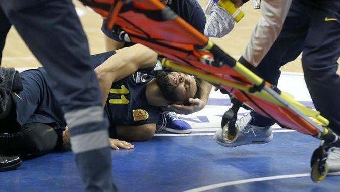 Fenerbahçeli Tyler Ennis&#039;in ayağı kırıldı