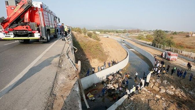 İzmir&#039;de düzensiz göçmenleri taşıyan kamyon devrildi: Ölü ve yaralılar var