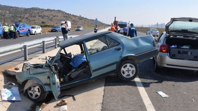İzmir’de iki otomobil çarpıştı: 2 ölü, 2 yaralı
