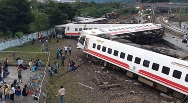 Tayvan&#039;da yolcu treni raydan çıktı! Ölü ve yaralılar var