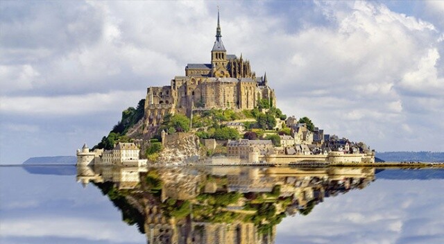 Turisti metcezir gibi kendine çeken ada Mont Saint- Michel