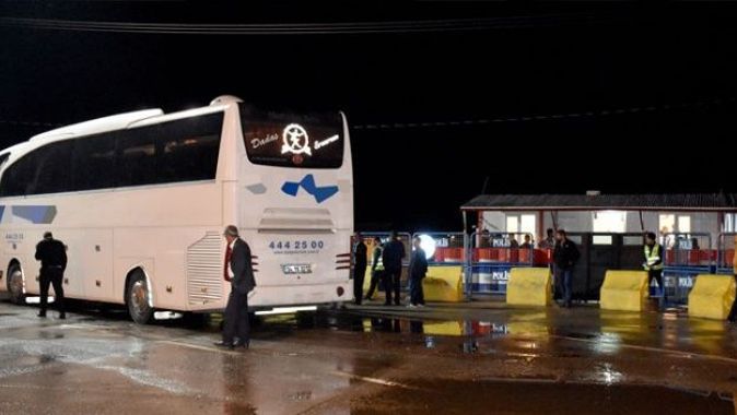 Yolcu otobüsünde 17 göçmen yakalandı