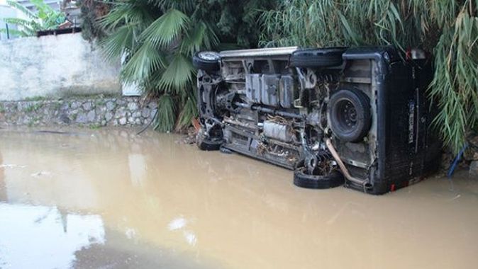Bodrum&#039;da 100 araç, 50 ev, 30 iş yeri sular altında kaldı