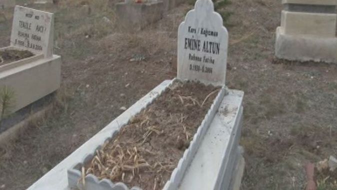 Dua etmek için gittiği annesinin mezarında hayatının şokunu yaşadı!