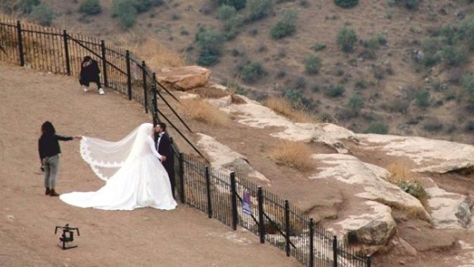 Düğün fotoğrafı çektirmek için 2 bin metreye çıkıyorlar