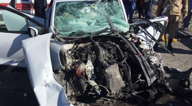 Erzurum&#039;da otomobil tırla çarpıştı: 3 ölü, 1 yaralı