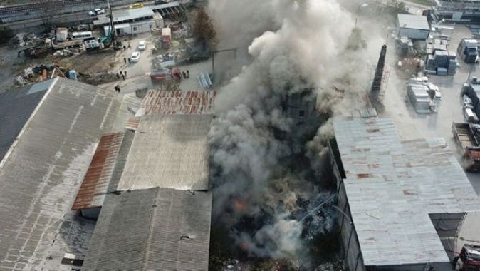 Kartal&#039;da korkutan fabrika yangını!