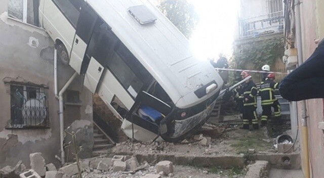 Kocaeli&#039;de akılmaz kaza! Minibüs devrildi: 20 yaralı