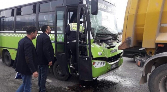 Kocaeli&#039;de yolcu midibüsü tıra çarptı: 8 yaralı
