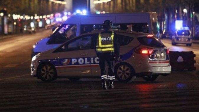 Paris&#039;te bir araçta kalaşnikof ve roketatar bulundu