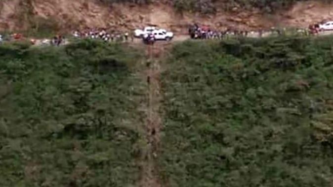 Peru&#039;da futbolcuları taşıyan otobüs uçuruma yuvarlandı: 7 ölü
