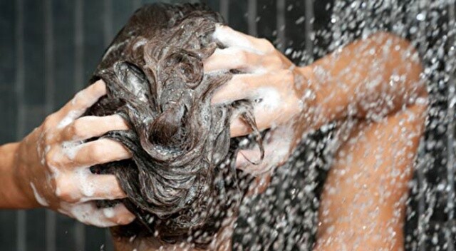 Saçlarınızı yıkarken bunu sakın yapmayın!