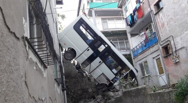 Yolcu minibüsü, iki bina arasındaki boşluğa uçtu: 20 yaralı