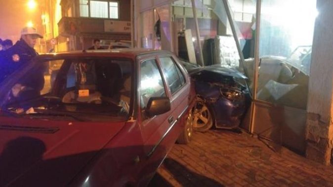 Bursa&#039;da otomobil iş yerine daldı, 2 kişi yaralandı