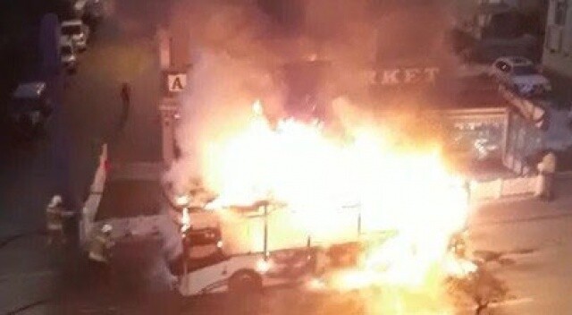 Çanakkale&#039;de halk otobüsü alev alev yandı