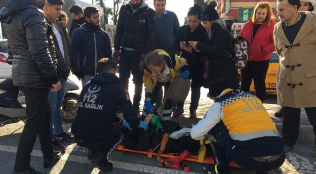 Çarptığı kadını ambulansa taşıdı