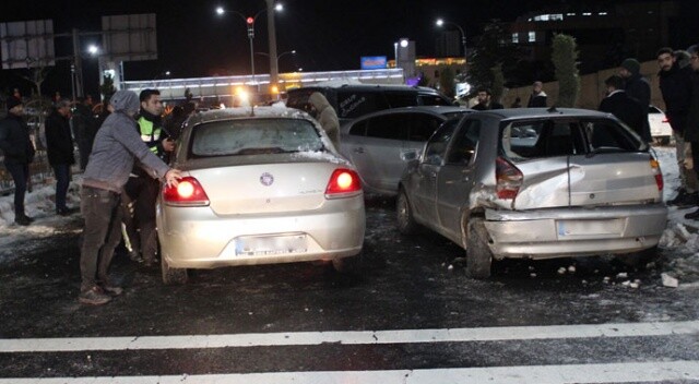 Elazığ&#039;da 2 farklı zincirleme kazada 23 araç birbirine girdi