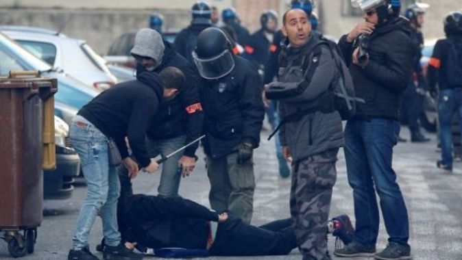 Fransa&#039;da lise öğrencileri polisten dayak yiyerek gözaltına alındı