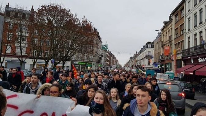 Fransa&#039;da liselilerin eylemleri devam ediyor! 40 okul kapatıldı