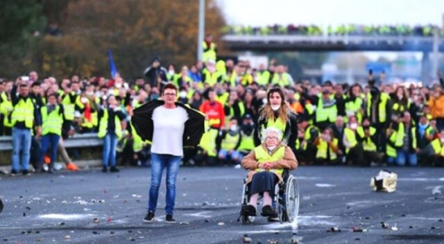 Fransa&#039;daki gösteriler nedeniyle 43 bin kişi işsiz kaldı