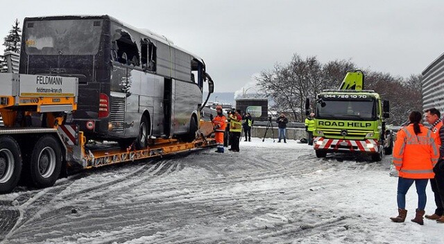 İsviçre&#039;de turistleri taşıyan otobüs kaza yaptı: 1 ölü, 44 yaralı