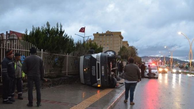 İzmir&#039;de işçi servisi devrildi: 4 yaralı