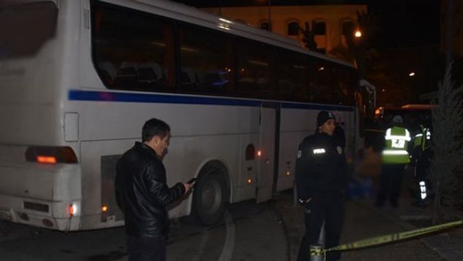 İzmir&#039;de servis otobüsü yayaların arasına daldı